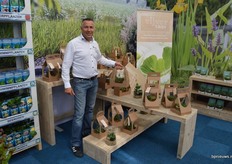 Jan van Walsem van Waterplantenkwekerij Moerings. De Vijvervaas is een van de neiuwe concepten - een glazen vaas, reeds gevuld met planten en water (dat bovendien met een speciaal apparaatje helder wordt gehouden), dat in een handige kartonnen draagzak in het winkelschap geplaatst kan worden.