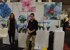 Wilma en Hans van Joflor. Het bedrijf kweekt sinds kort ook zelf orchideeën, maar core business is het verven van de planten in de meest wonderlijke kleuren.