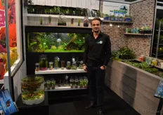 Van Senten Waterplanten is gespecialiseerd in de teelt van aquariumplanten, een specialisme op zich! Op de foto Jan van Senten