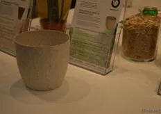Broekhof introduceerde een bijzondere nieuwkomer in het assortiment: een pot gemaakt van 'olifantengras'