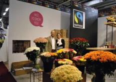 Paul en Marleen Holla van Holla Roses presenteren hun fairtrade roses en het Nice to Show You logo.