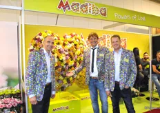 De fleurige stand van Madiba met daarin Laurens van der Lans, Kees de Jongh en John van de Westeringh