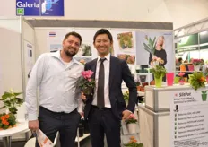 Matthias Daisenberger of Modatech and Kazuta Aoyama. Kazuta is holding a decorative pot. Special about this pot is the fact that you can pour water from the side.