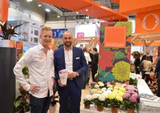 Rick van Luijk and Tristan Bentvelsen of Dümmen Orange presenting the Cosmo. This variety came on the market last year and quickly increased in demand.
