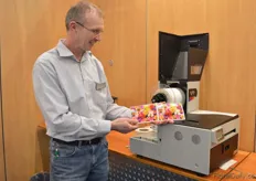 Wilfried Barth of Etisys showing their new color printer. It can print full color high resolution stickers.
