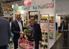 Aad van der Knaap and Rene Gomersbach (Rabobank). Aad is holding a kalanchoe in pot size 6 cm, Rene is holding one in a 7 cm pot. The 6 cm is new, and although the difference is only 1 cm, it looks not even half the size! At the IPM, the 'birth' of the 6 cm pot was celebrated