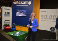Bij Wildkamp moest je raden hoeveel items en er in de kruiwagen lagen. De groothandel zit over heel Nederland en heeft, zoals op de foto te zien, meer dan 50.000 artikelen in het assortiment. Op de foto Marieke