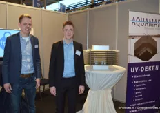 Jan Pieter Bos en Maarten Kramer laten de UV-deken zien van Aquamar