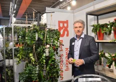 Bert Schouten van kwekerij Bert Schouten. Hij kweekt Aeschynanthus (lipstickplant) hangplanten in Sleeuwijk.