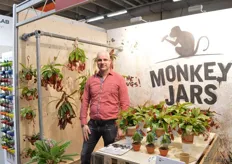 Roland Meewisse van JMPlants. De nepenthes, onder de naam Monkey Jars, is goed gepresenteerd en valt op door de vele scheuten, die het een speelsere plant maken.