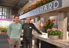 Dave de Olde en Dav Maas van Bernhard. Deze beurs promoten ze de planten voor de patio tuin.