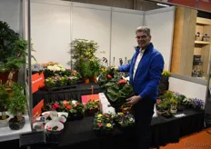 Geerd Hilgersom, PV'er bij FloraHolland, met een tray begonias van Van Dijk