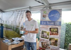 Dustin Pietersen van Dustin Aimfresh met de Waterwick. het is een bekend en steeds meer gebruikt middel voor kwekers tijdens de plant productie. De Waterwick bestaat uit een stick en een dubbel touwtje dat het water naar de plant leidt. Naast de Waterwick hebben ze ook de Flexistick (een stick met 1 touwtje voor planten die minder water nodig hebben) en de Wickstick (een stick ter lengte van het touwtje om deze recht te houden.