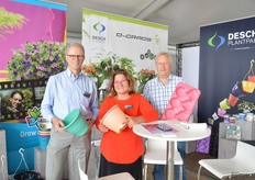 "Kees Waque, Miriam Kolen en Geert van de Voorde van Desch Plantpak bij de Florensis locatie. Dit jaar staat het gerecyclede plastic centraal bij Desch. Volgens Waque heeft plastic een onnodige slechte naam gekregen. Het kan zeker het milieu vervuilen, maar niet wanneer het gerecycled wordt. "Onze gerecyclede trays bijvoorbeeld zijn gemaakt van 95 procent gerecycled plastic. En wanneer de consument de ze weer in de zak voor gerecycled plastic stopt is het uiteindelijk helemaal niet zo slecht voor het milieu."