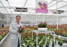 Stefan de Hoog van Anthura presenteerd de Zizou anthurium. Deze anthurium heeft paarse lintvormige bloemetjes, excelleert in de kleine potmaten (7, 9 en 12 cm) en is daarom ook terug te vinden in het ‘Small is the next Big thing’ assortiment.