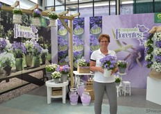 Miranda Borgenjen van Schoneveld Breeding met de Campanula Florentes. Dit is een nieuwe zaadlijn van Schoneveld Breeding en bestaat momenteel uit een blauwe en witte variant. Het aantal bloemen en de levensduur van de bloemen maakt het zogezegd een unieke plant.