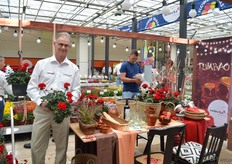 Henk Dresselhuys van Selecta one met de the Tumbao pelargonium. Deze nieuwe pelargonium heeft donkere bladen en vol rood gekleurde bloemen. De varieteit is geschikt voor grotere potmaten, overleeft, naar eigen zeggen, vele weersomstandigheden en behoud zijn rode kleur. Selecta one heeft een serie met groen en donker groen blad, maar het blad van de Tumbao is nog donkerder en daardoor separaat gepositioneerd.
