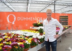 Rick van Luijk van Dümmen Orange met de nieywe pot chrysant Breeze White. Deze nieuwe witte brengt de serie naar zeven kleuren en is de sleuten naar het creëren van combinaties omdat ze allemaal dezelfde groei eigenschappen hebben.