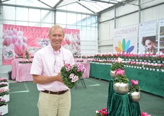 Bart Kuyer van Varinova met de drie kleuren van de Goblet serie die beschikbaar is voor 2017. De Goblet Shine Pink en Shine Purple zijn de noviteiten.