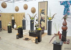 Chrysanthemums zijn, onder andere, zeer populair in Japan. In een hoekje van de Trial locatie laat Brandkamp zien hoe goed ze passen in het Japanse interieur.