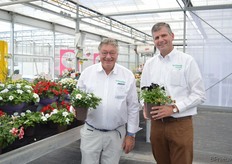 "Roland De Clerck en Anton Hooijmeijer van Schneider Youngplants met twee van hun mixen. De mixen bestaan uit drie stekken van drie verschillende soorten. "Omdat we combinaties maken met verschillende soorten, moeten we goed kiezen welke variëteiten bij elkaar passen in 1 pot" zegt De Clerck."