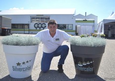 "Nico Boers van Jonge Planten Grünewald met de Silvercalos. De soort onderscheidt zich door de compacte groeiwijze en een bijzonder zilverkleurig gewas. Tijdens de FlowerTrials week was deze Calocephalus hun paradepaartje. “Het is geen nieuwe varieteit, maar de handel vraagt naar onze Calos. Dus daarom geven we het een speciaal plekje", zegt Boers. Momenteel zetten zeven kwekers de Silvercalos op de markt."