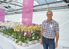 Antoine Hoogenboom van Bock Bio Science voor de Romme. het is een nieuwe harlequin phalaenopsis. Geel is een nieuwe kleur in het assortiment. Daarnaast, volgens Hoogenboom, vertakt deze vareiteit gemakkelijk en produceert het veel knoppen. Een standaard harlequin produceert 6-8 knoppen per tak en deze 10-12 per tak.