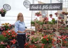 Stefanie Günter op de foto met de hapjes met Big begonia blaadjes.