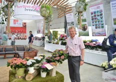 Kees Eveleens van Horteve Breeding met de Ningbo's. Deze lila en donker roze hortensia produceert veel bloemen en kan in 10-14cm hangpotten geteeld worden.