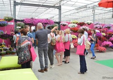 Een groep bezoekt PanAmerican Seed.