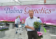 Hans Henrik van Dalina Genetics met de oranje Tomatenplant. De tomaten zijn eerst geel en worden daarna oranje. Volgens Henrik is deze tomatenplant een van de weinige die oranje tomaten produceert.