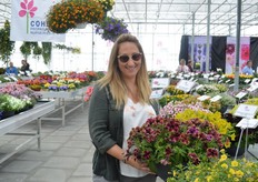 Nomi Hen van Cohen met de Petunia Happy Magic Giant Velvet Wash. Nadat er GMO petunia's in Zweden waren ondekt heeft Cohen direct al hun varieteiten getest en deze bleken GMO vrij te zijn.