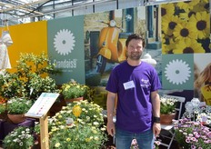 Erwin Giezen van MNP flowers voor de Grandaisy. Volgens Giezen zijn deze daisies bijzonder doordat ze grootbloemig zijn, snel groeiend en goed vertakken. Binnen een paar weken is het een krachtige plant.