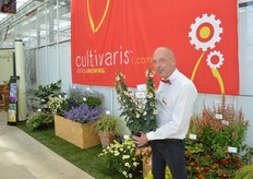 Garry Grüber van Cultivaris met de Rehmannia Crouching Tiger. Deze planten staan vaak bekend om het feit dat ze omvallen als ze groter worden. De Crouching Tiger, daarentegen blijft rechtop staan door zijn compacte groei, waar geen groeiremmers voor nodig zijn.