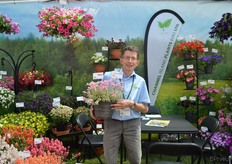 Paul Jackson van Channel Island Plants met de Diascia Variegated Nathalia.
