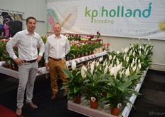 Bert van Spijk en Kees Lagerwerf, KP Holland. Het assortiment van KP bestaat uit Kalanchoë, Spathiphyllum en Curcuma en volgens de heren heeft het bedrijf de laatste jaren vooral in die laatste twee soorten een aantal sterke, goed draaiende lijnen ontwikkeld.