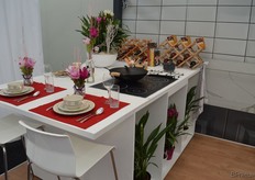 Curcuma is ook een kruid. Niet dat het de bedoeling is dat je de plant, gekocht bij bloemist, tuincentrum of waar dan ook in de soep moet gooien, maar het gegeven creëert toch weer wat extra's