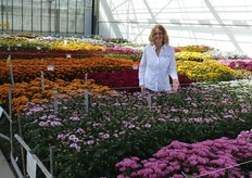 "Nanda Broekhuijsen, Armada. De bloem waar Nanda achter staat is de troschrysant Dumoulin. "Nu vernoemen wij vaker bloemen naar wielrenners, maar dat deze bloem lichtroze is en dat de Tom Dumoulin nu net de Giro heeft gewonnen, is stom toevallig."