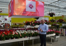 Robbin van der Berg, Syngeta. De Calliope is de grootste innovatie van de laatste tijd. Het is het resultaat van een kruising tussen drie verschillende typen pelargonium, waarbij de slechte eigenschappen eruit gekruist zijn. Men is hier al jaren mee bezig - de Calliope Dark Red werd zeven jaar geleden gelanceerd en is vanaf dat moment een hit - en nu heeft men het gewenste assortiment compleet: in drie maten, allemaal in 19 kleuren.