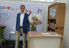 Peet Romijn, Flora MGB, is leveranciers van alles wat je kan bedrukken. Een nieuwigheidje is de 'Chimpy', een labeltje (in verschillende maten) waarmee steeltje en stokje aan elkaar bevestigd kunnen worden