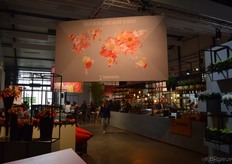 Beekenkamp Plants, die het internationale karakter van de onderneming benadrukte door e.e.a. in te richten als internationale luchthaven (met uiteraard overal bloemrijke bestemmingen)