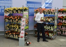 "Bas van der Kraan, Beekenkamp. Een van de pijlers van de veredeling zit 'm in de begonia's, of beter, in de Dreams. Het probleem met de begonia is de naam begonia, legt Daan uit. "Van veel soorten weten de meeste mensen niet eens dat het begonia's zijn, en het woord heeft iets oubolligs. Laten we het daarom vanaf nu gewoon over Dreams hebben."