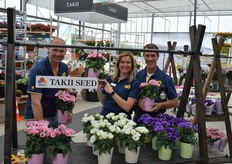 Antoine Groot, Friederike van der Boon en Greg Dedman van (Takii America), hier met een van de vele noviteiten: de pot-lisianthus Carmen