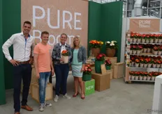 Vlnr: Robin v/d Meer, Freek v/d Velden, Natasja van Ruiten en Anita Kap. Kwekerij van der Velden is een van de grote gerbera kwekers in het land en zal samen met Florist het Pure Blooms concept in de markt gaan zetten.