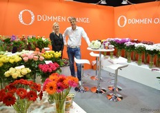Rick Minck van Dümmen Orange, samen met een vertaalster - een must have op de beurs, want met alleen Engels wordt het lastig.