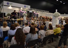 Doorlopend vonden er drukbezochte demonstraties plaats