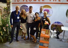 Beata Dudczak en Anita Kociubinska van OZ Flowers (met bloemenkransen), met links verkoop directeur Onno Piet en de rozenkwekers Remco van der Arend en Loek van Adrichem en Agnieszka Wycech. OZ Flowers is, naar eigen zeggen althans, de grootst bloemen importeur op de Poolse markt