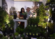 Naast de Flower Expo vindt de Green is Life beurs plaats. Deze is veel groter dan de bloemenbeurs en is een beurs van naam in de boomkwekerij wereld. Er staan ook verschillende Nederlandse bedrijven, waar Van Tol&Co en Jura Botanica er twee zijn - en die hier samen het assortiment presenteren. Op de foto Claudia Druyff en Frank van Tol