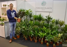 Richard Visser, die nu al weer een maand of 2, 3 geleden van de ene groene plantenkweker (Sjaloom) in de andere groene plantenkweker (Forever Plants) belandde.