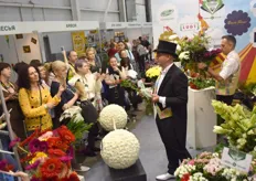Is it a celebrity? Somewhat probably. John Elstgeest of Flower Circus Moscow showed his skills as a xxxxxx. With the help of xxxx arranging the flowers, they attracted a lot of interest.